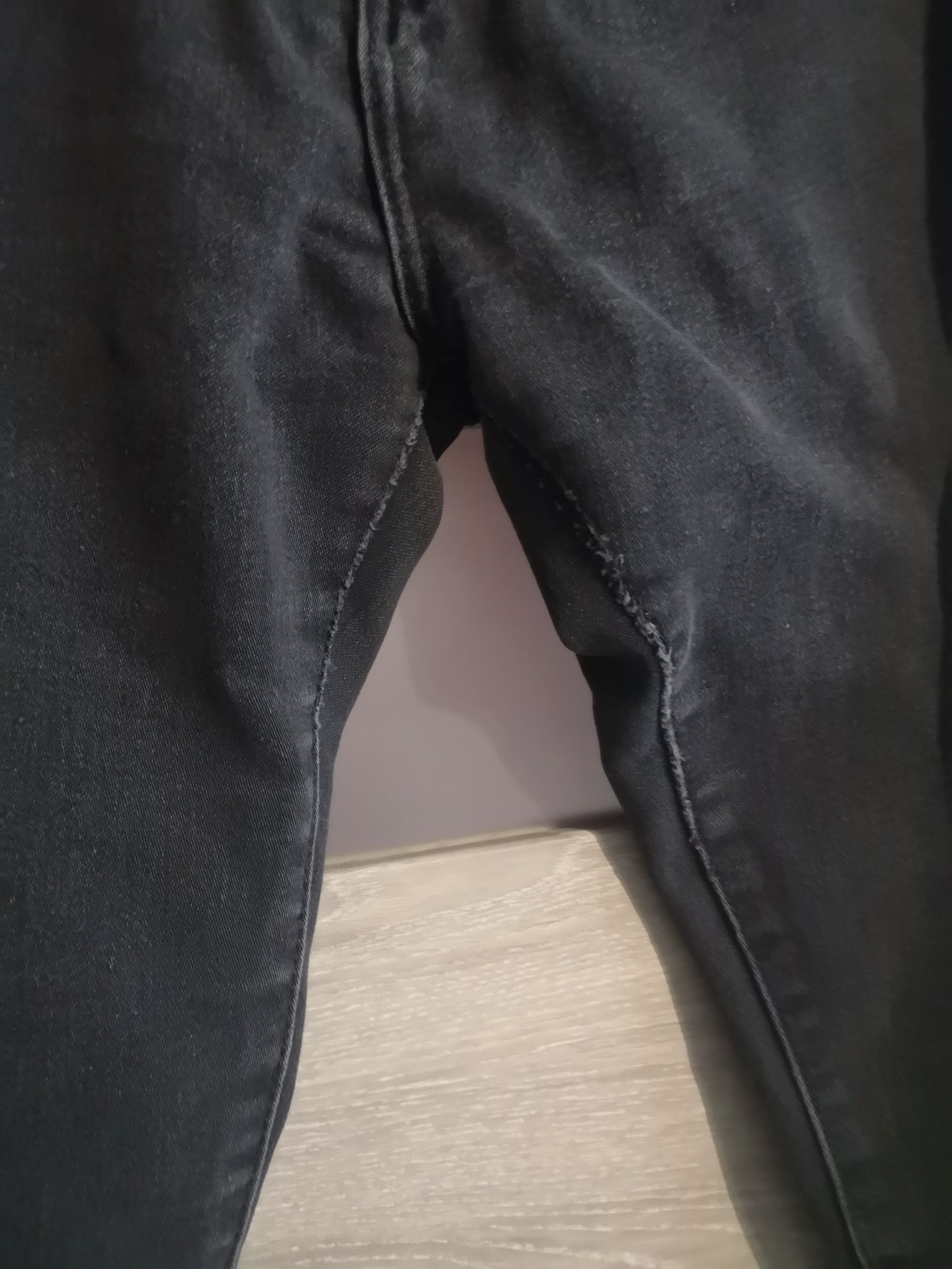 Czarne jeansy damskie