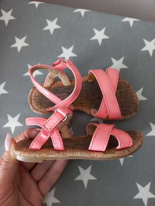 Босоніжки для дівчинки
 дуже хорошому стані 23 розмір. устілка 13