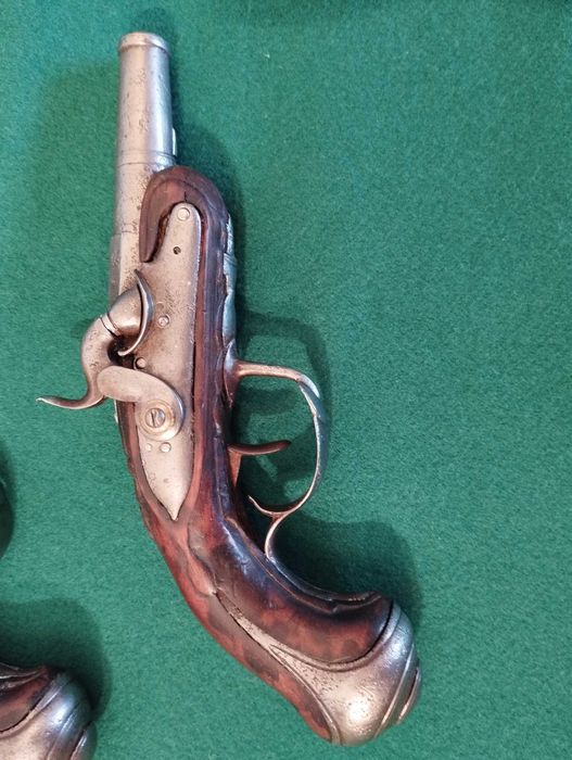 Par de pistolas de percussão francesas por volta de 1790