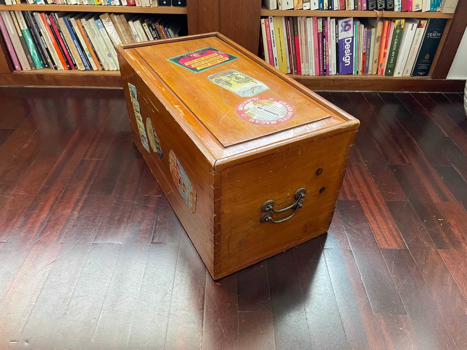 Caixa/Mala de viagem vintage em madeira com autocolantes antigos
