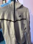 Bluza Nike Tech Fleece – modna, wygodna i w świetnym stanie!
