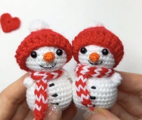 Іграшка амігурумі. В'язаний Сніговик. Декор/брелок/подарунок