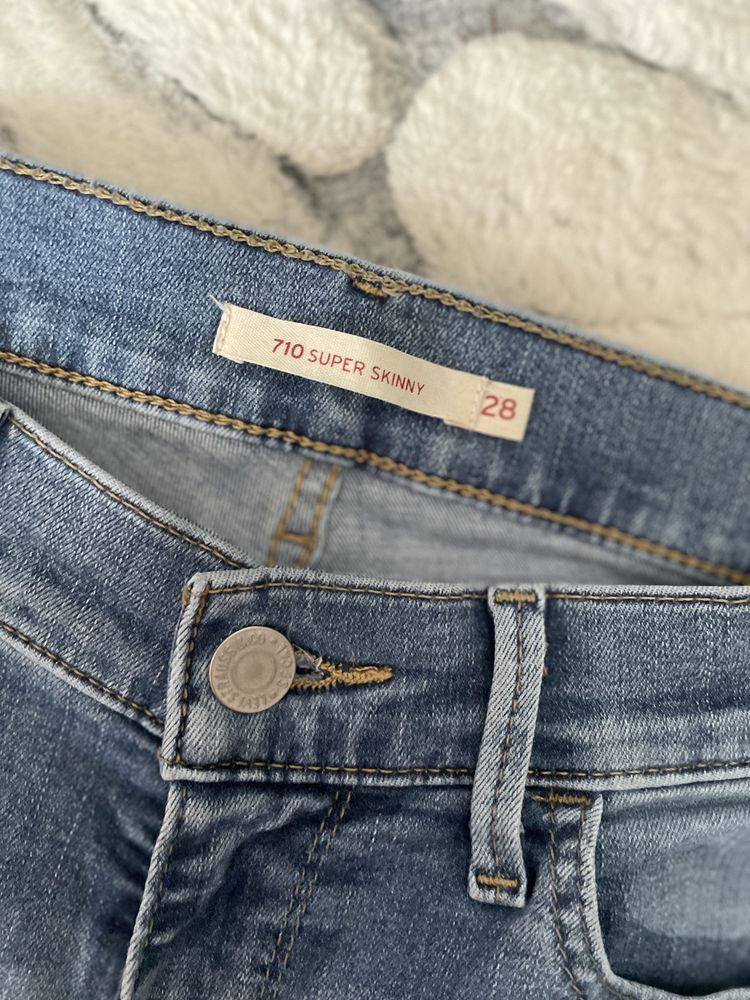 Piękne spodnie jeansowe Levis W28 L30