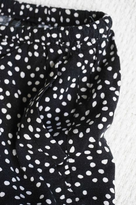 Czarne szorty w kropki z ozdobnymi troczkami letnie dziewczęce