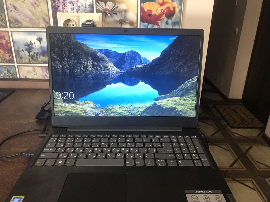 Ноутбук Lenovo  в ідеальному стані робочий користувалися 2-3 рази  дод