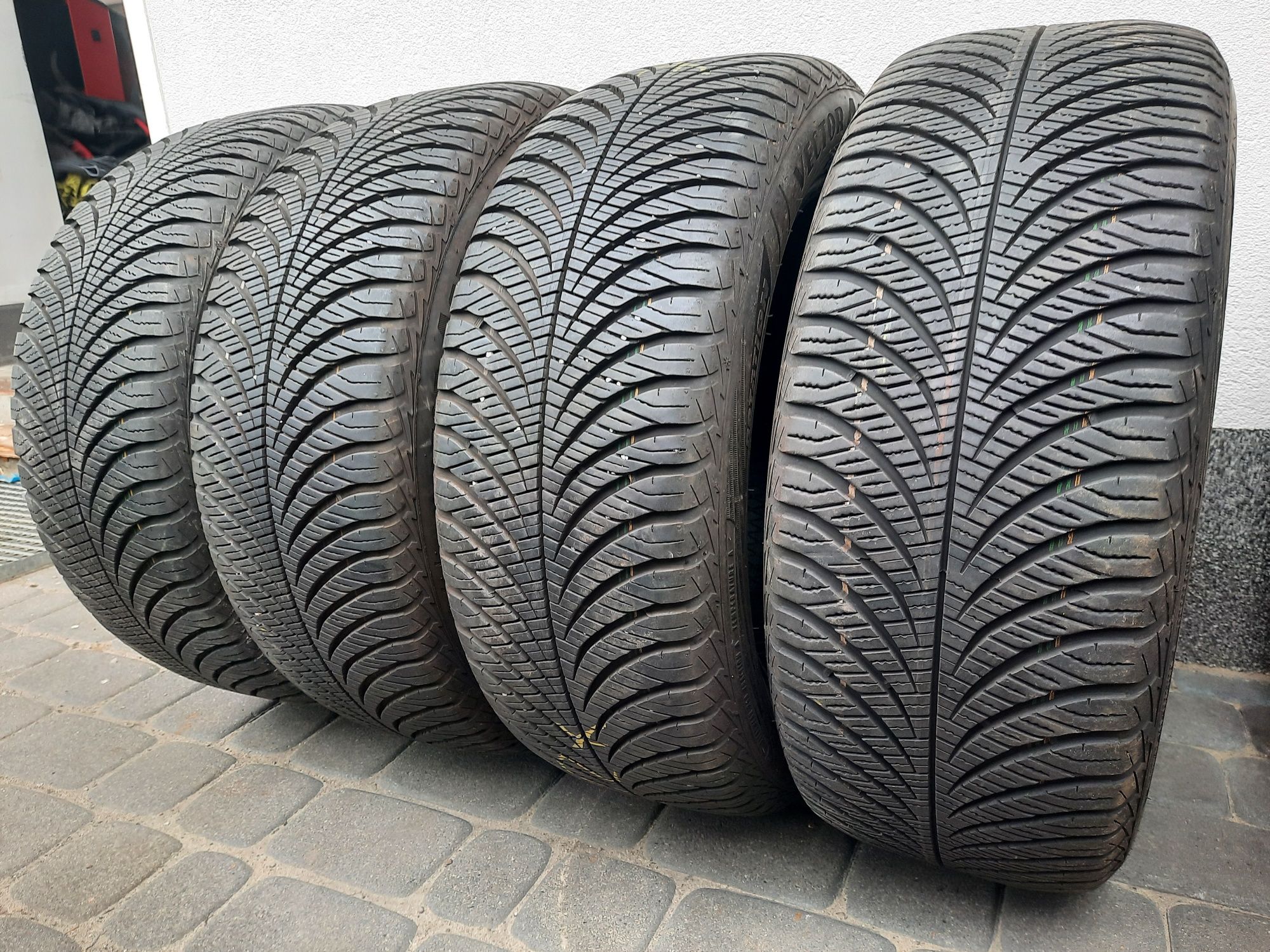 4 opony 215/50 R17 Goodyear Vector4seasosn 8mm 2023r