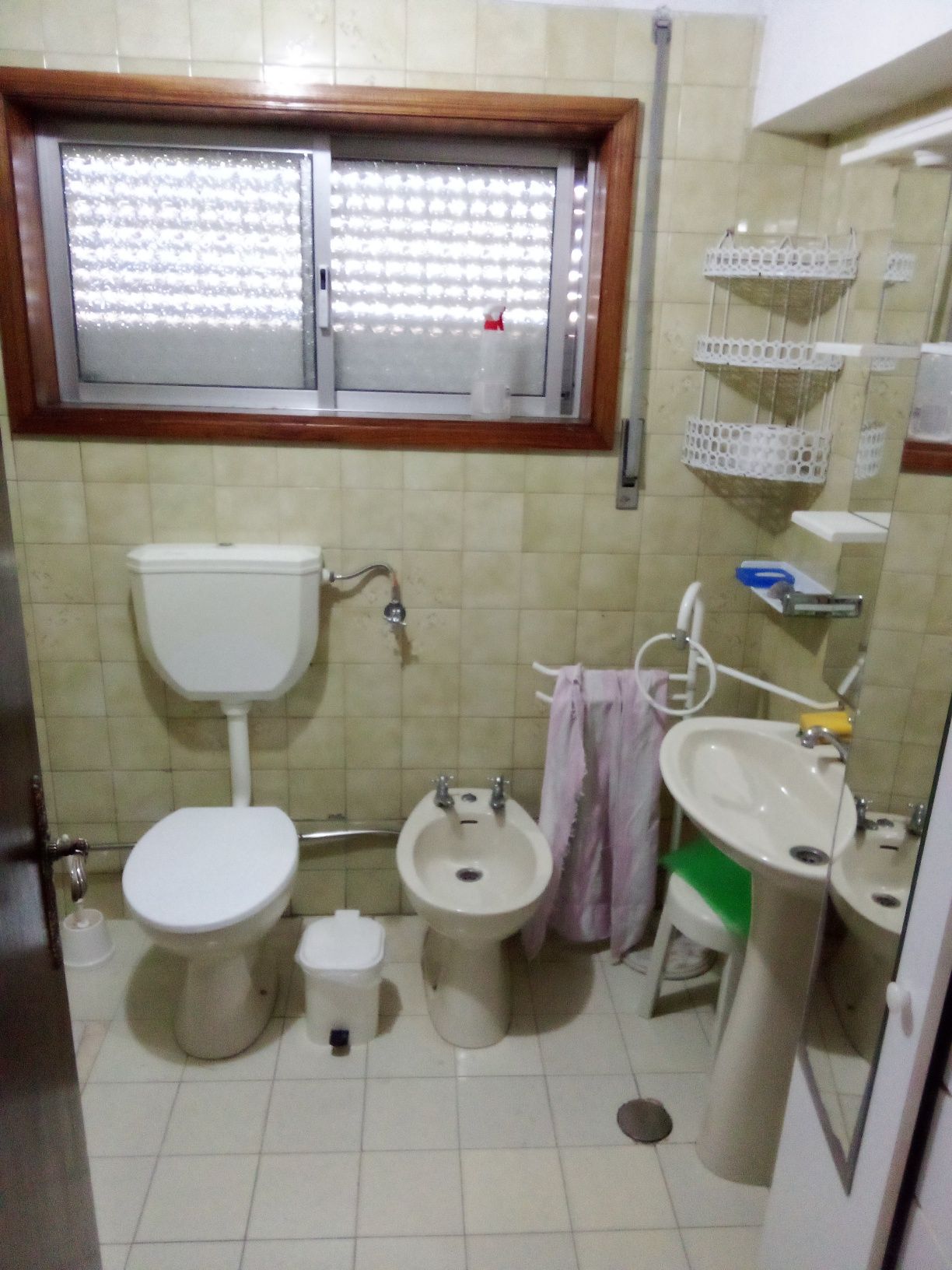 Casa com 3 pisos e garagem e terreno