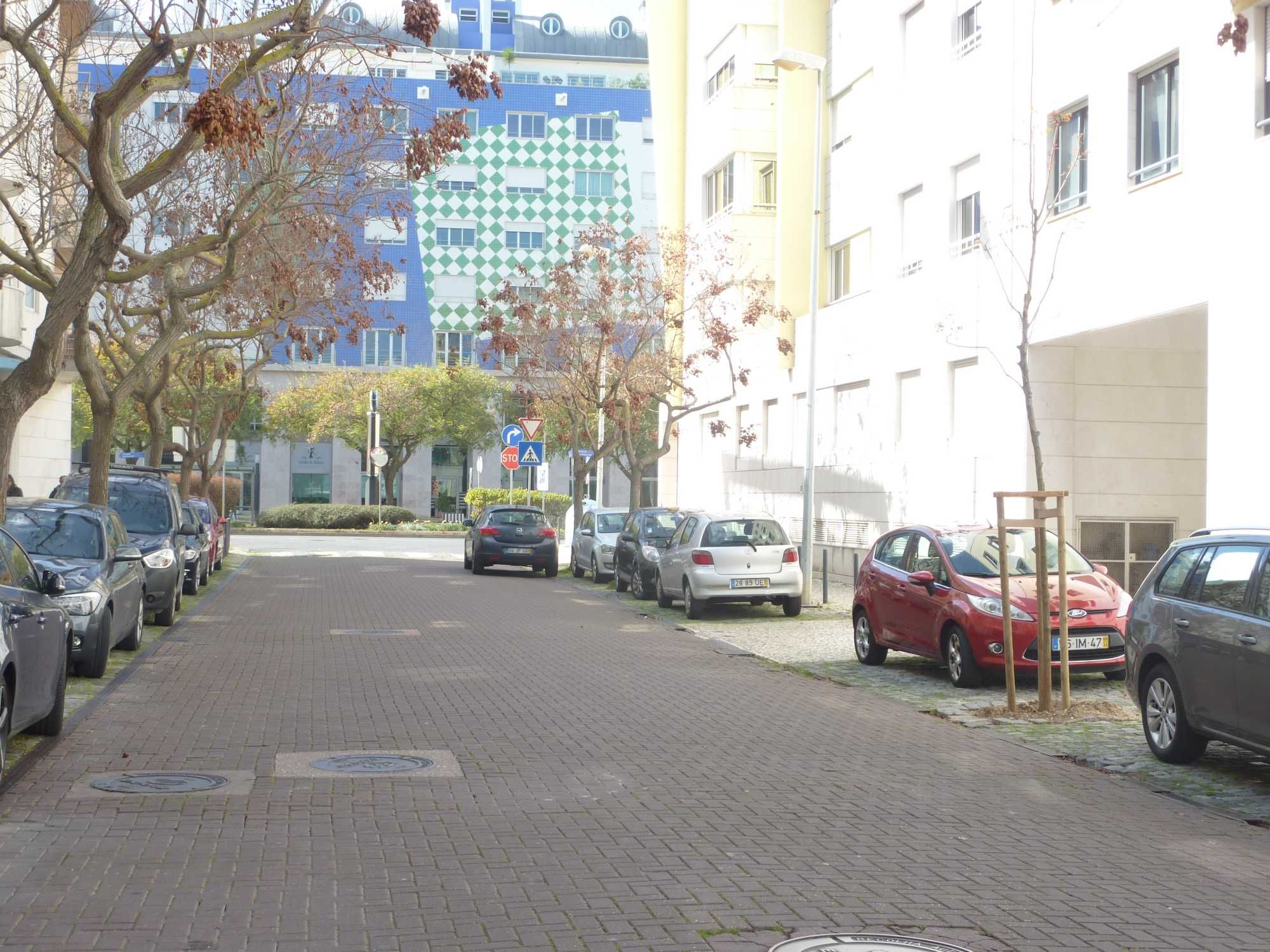 Alugo parqueamento no parque das Nações