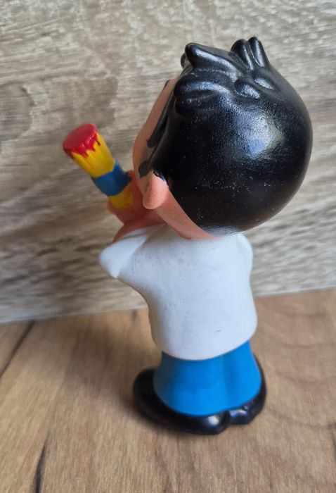 Figurka gumowa vintage PRL lata 60 malarz chłopiec gumiaczek