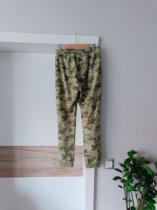 Dresowe spodnie moro Kappahl