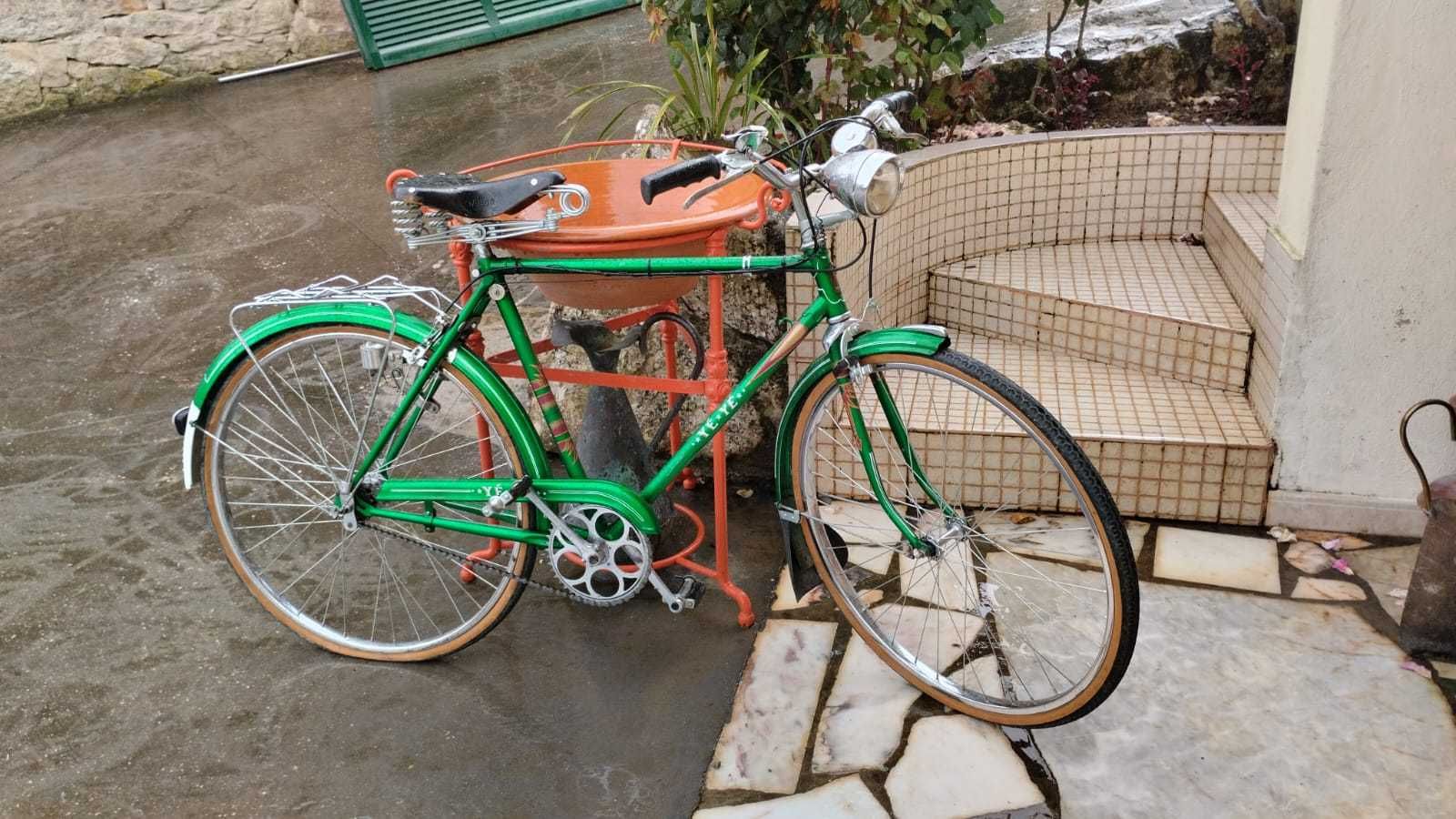 Bicicleta pasteleira em estado nova