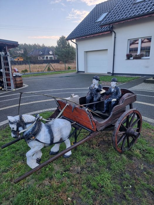 Mała ozdobna bryczka