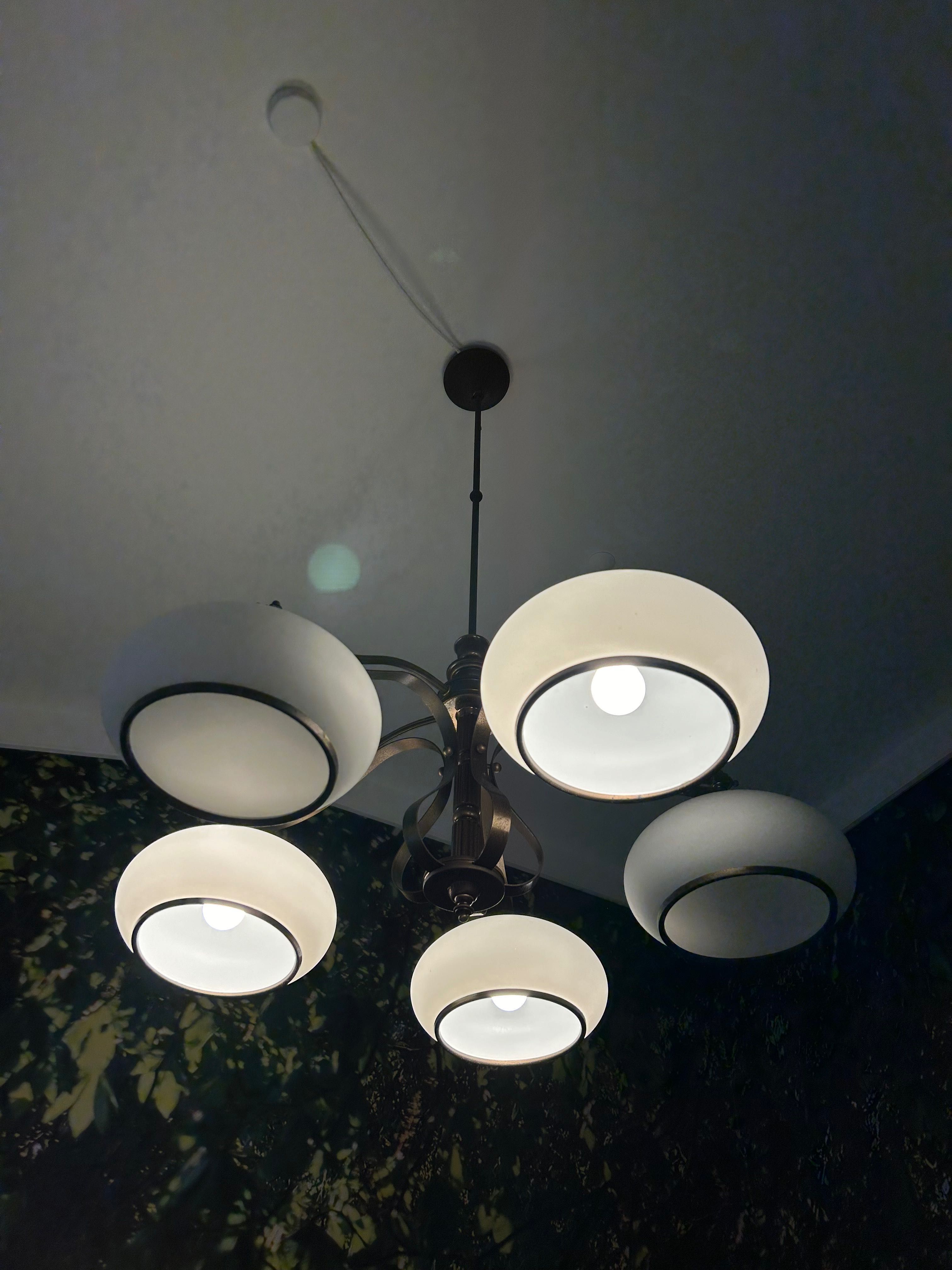 Żyrandole, lampy i kinkiety