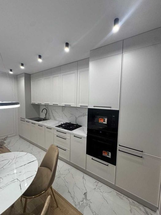 Простора та стильна 2-кімнатна квартира у самому центрі міста