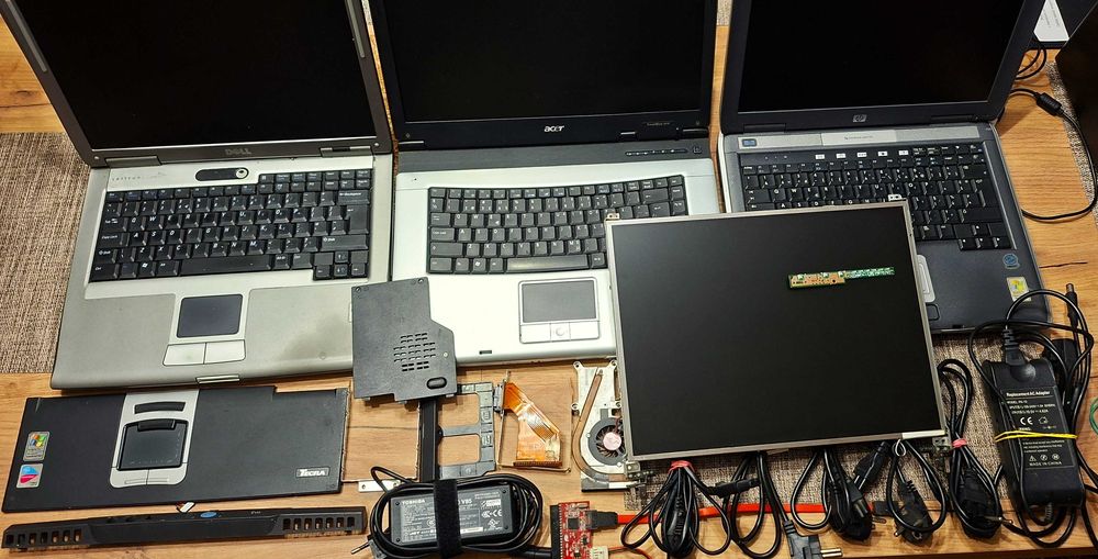 Używany sprzęt: laptopy, zasilacze, kable i inne zgodnie z opisem.