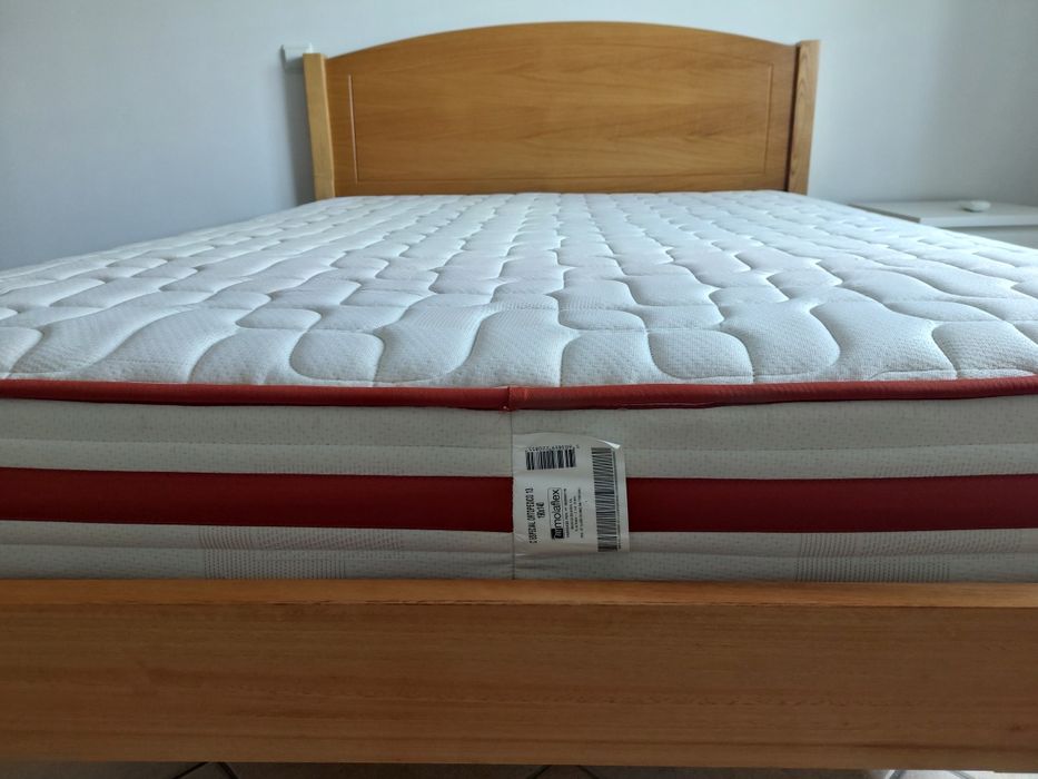 Cama de casal em madeira