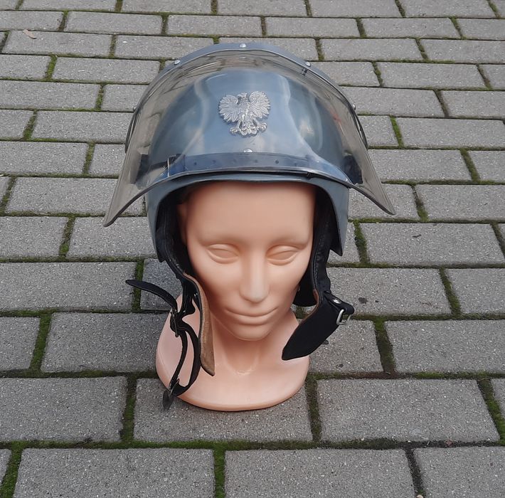 Kask milicyjny kask z przyłbicą milicjant zomo mo prl milicja kask