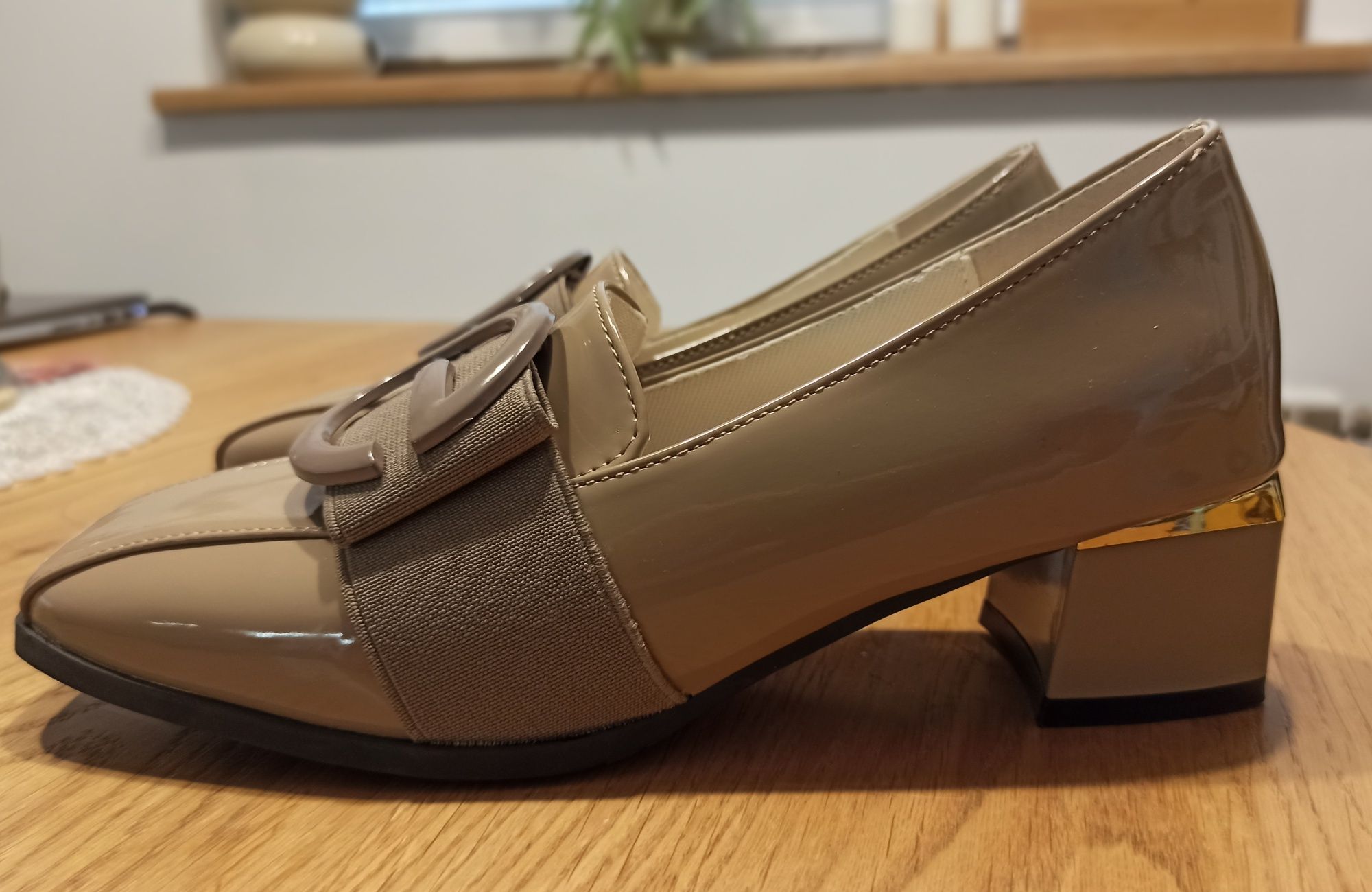 Damskie mokastny buty khaki beżowy lakierowane