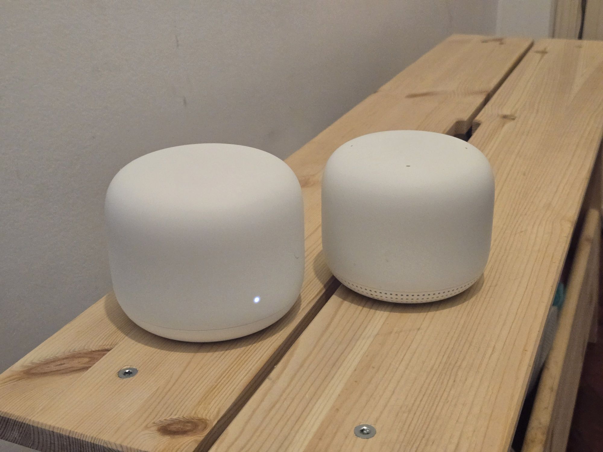Google Nest WiFi 2 com coluna e google assistant