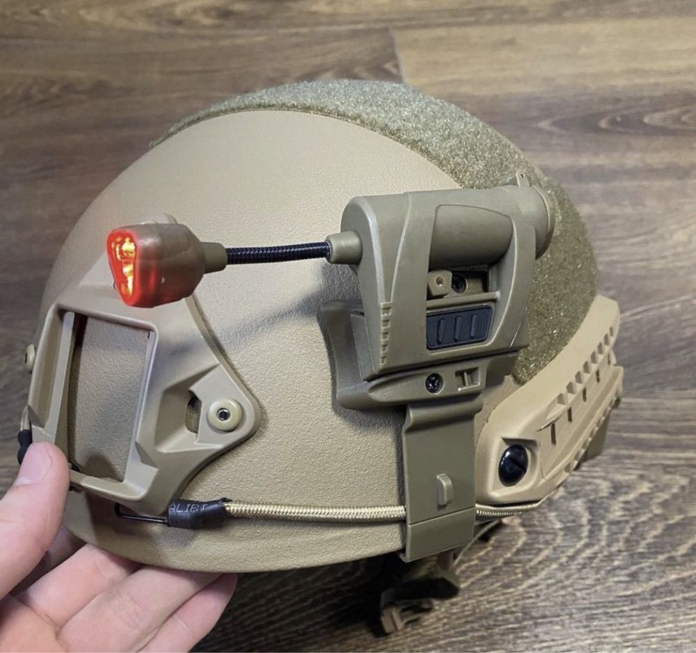 Ліхтарик тактичний на шолом/каску LT-09-T має 4 світлодіоди