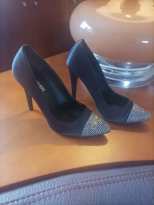 Sapatos pretos com brilhantes