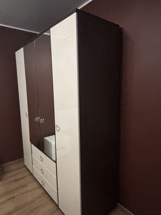 Łóżko  z szafkami nocnymi, szafa oraz komodą