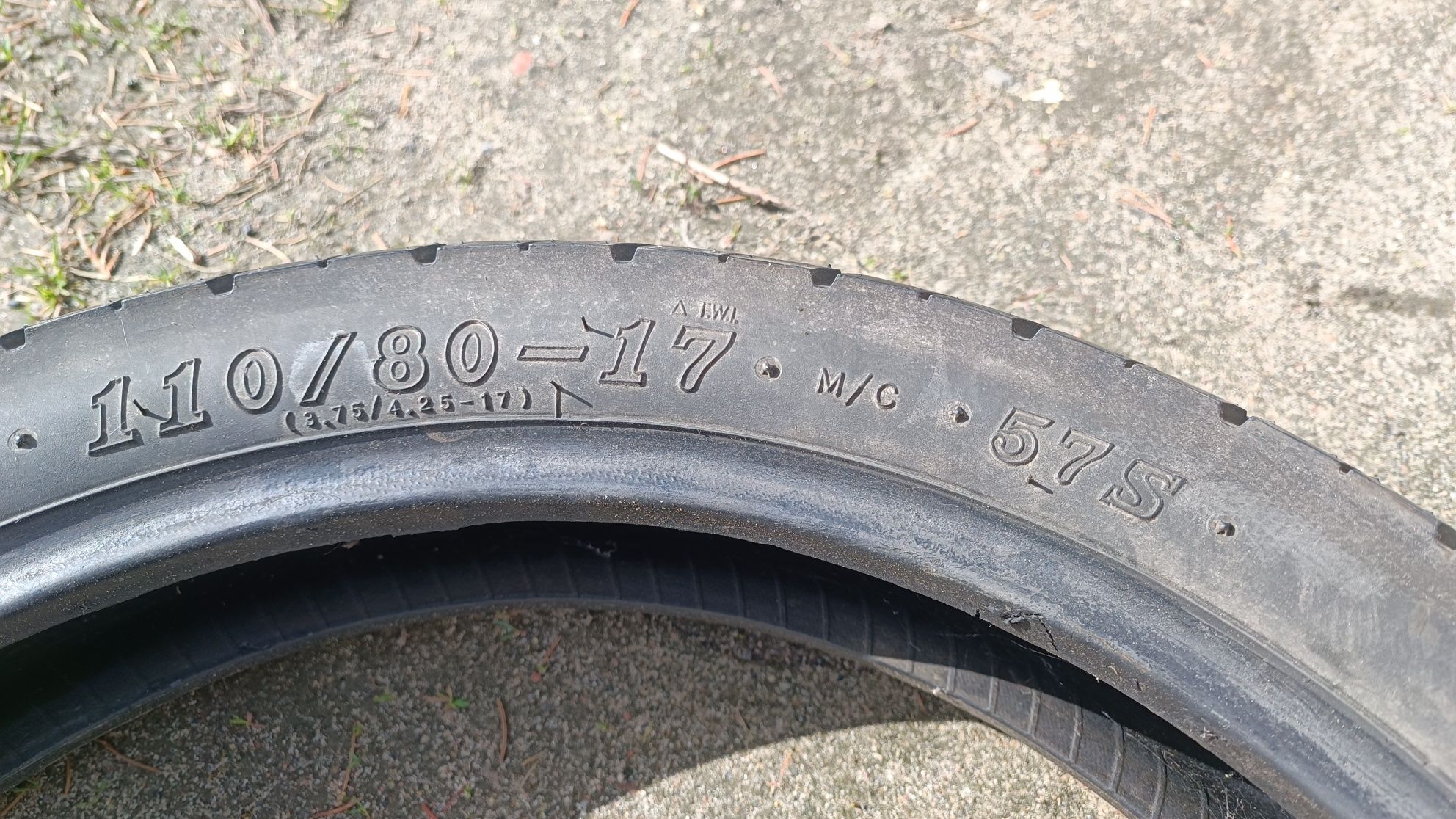 Opona 110/80 R17