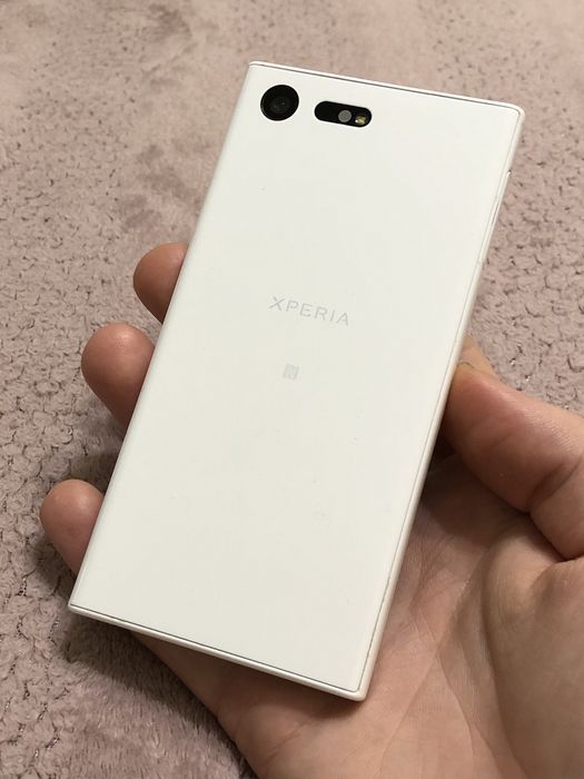 Телефон Sony X Compact (F5321) 3/32gb
