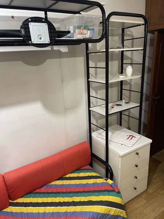 Mobiliario de quarto com estantes