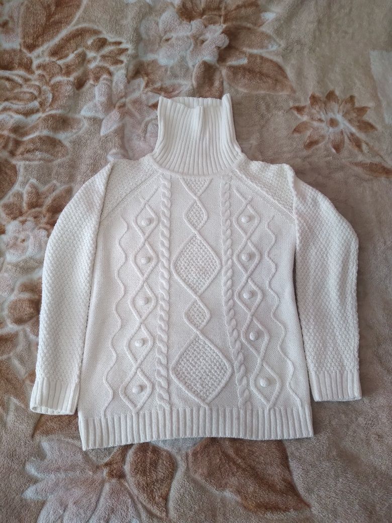 Жіночий светр білого кольору
Жіночий светр білого кольору з ви