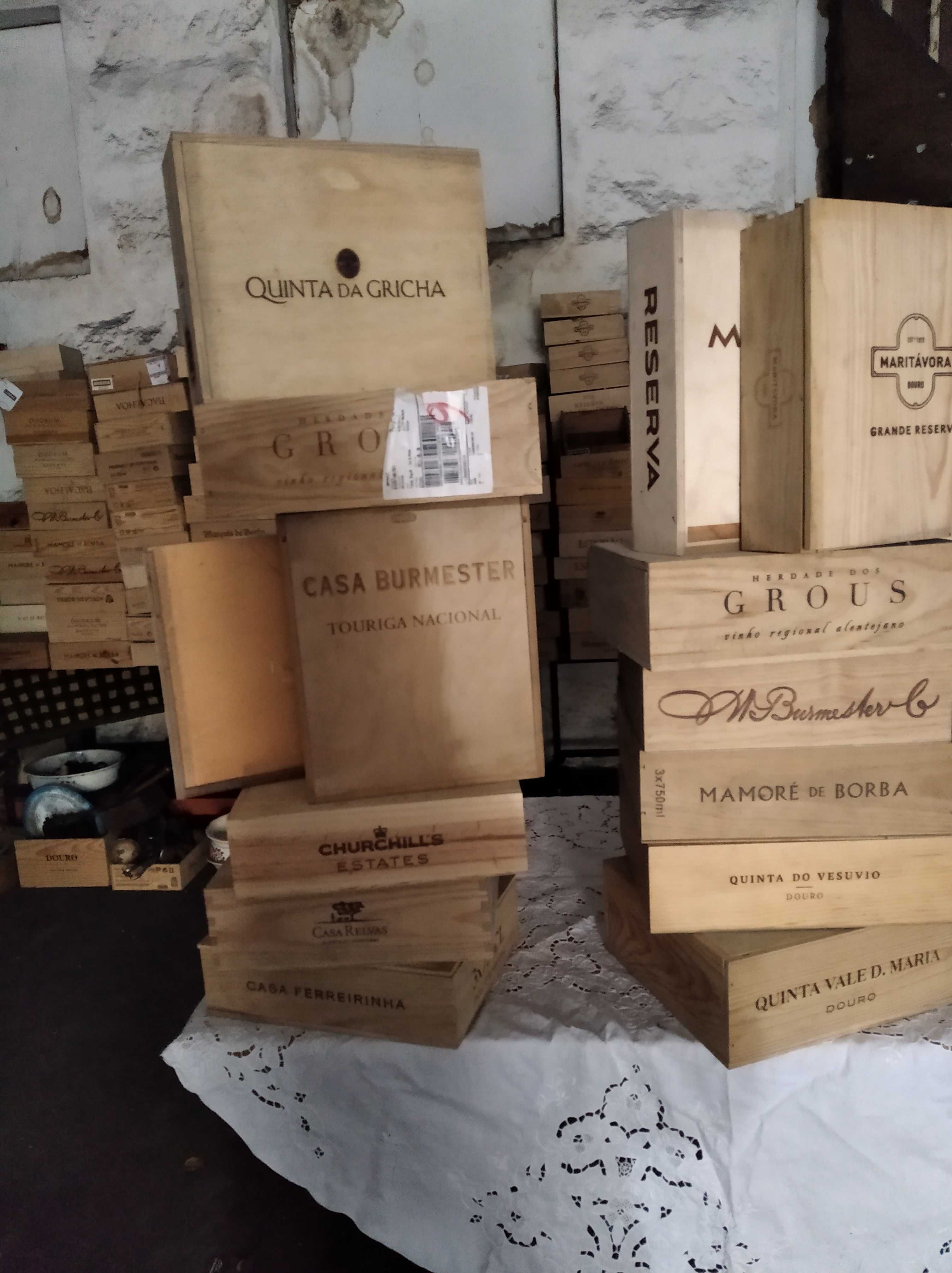 Caixas madeira vinho 2 eur ; bacalhau 3 eur