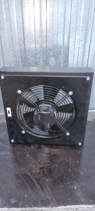 Wentylator przemyslowy drzwiowy