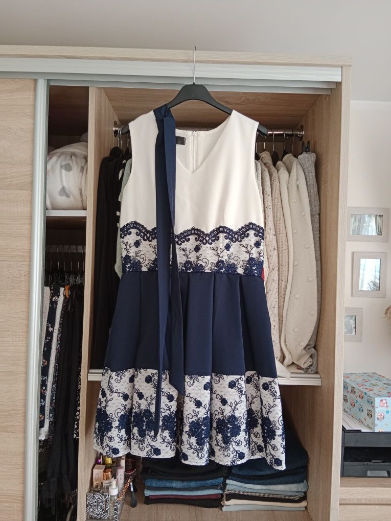 Elegancka biała rozkloszowana sukienka z koronką i wiązaniem w pasie m