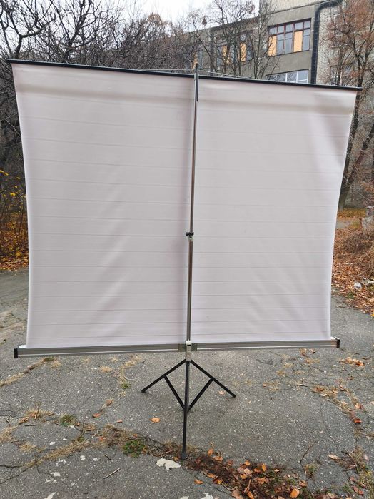 Екран для проектора на тринозі