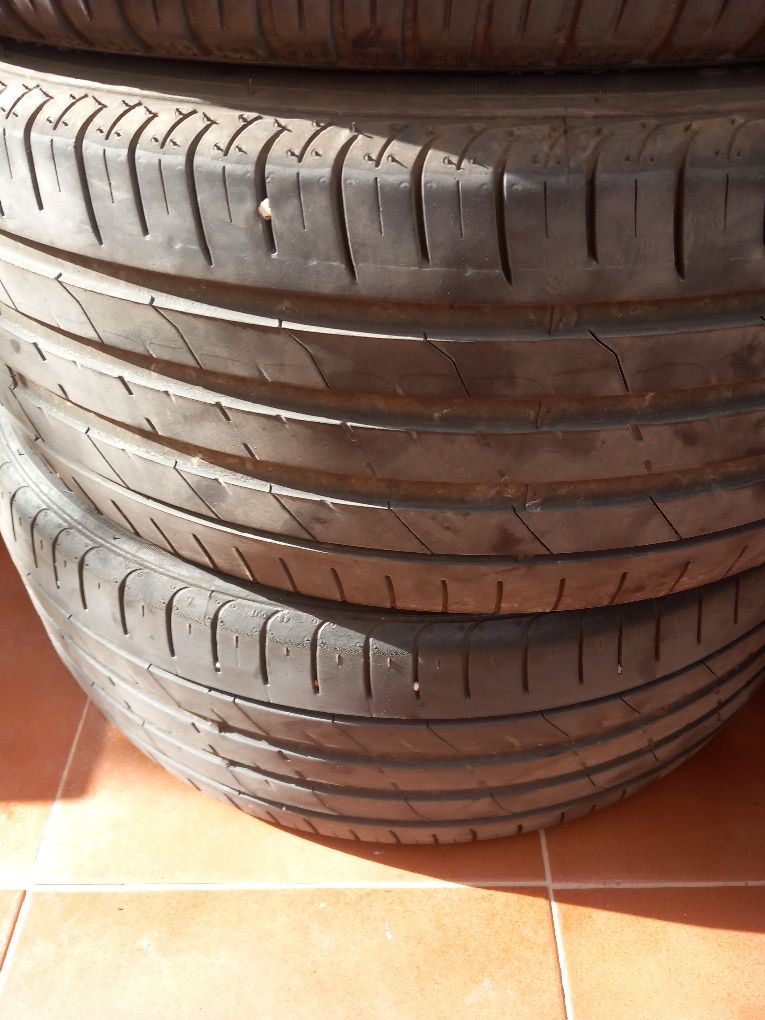 Pneus 235/45/R18