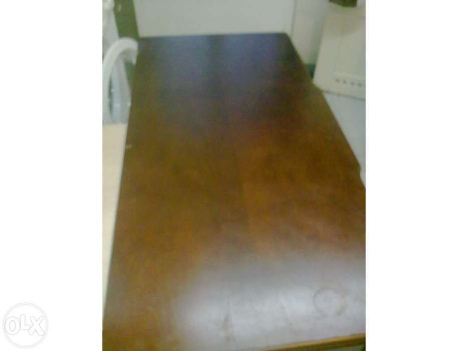 Mesa de mogno de duas faces