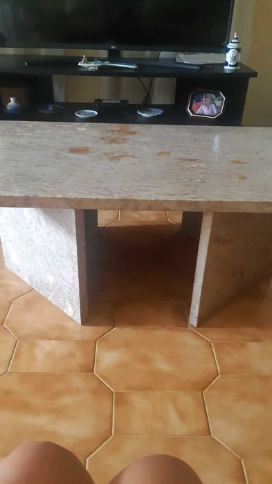 Mesa de sala de estar em pedra