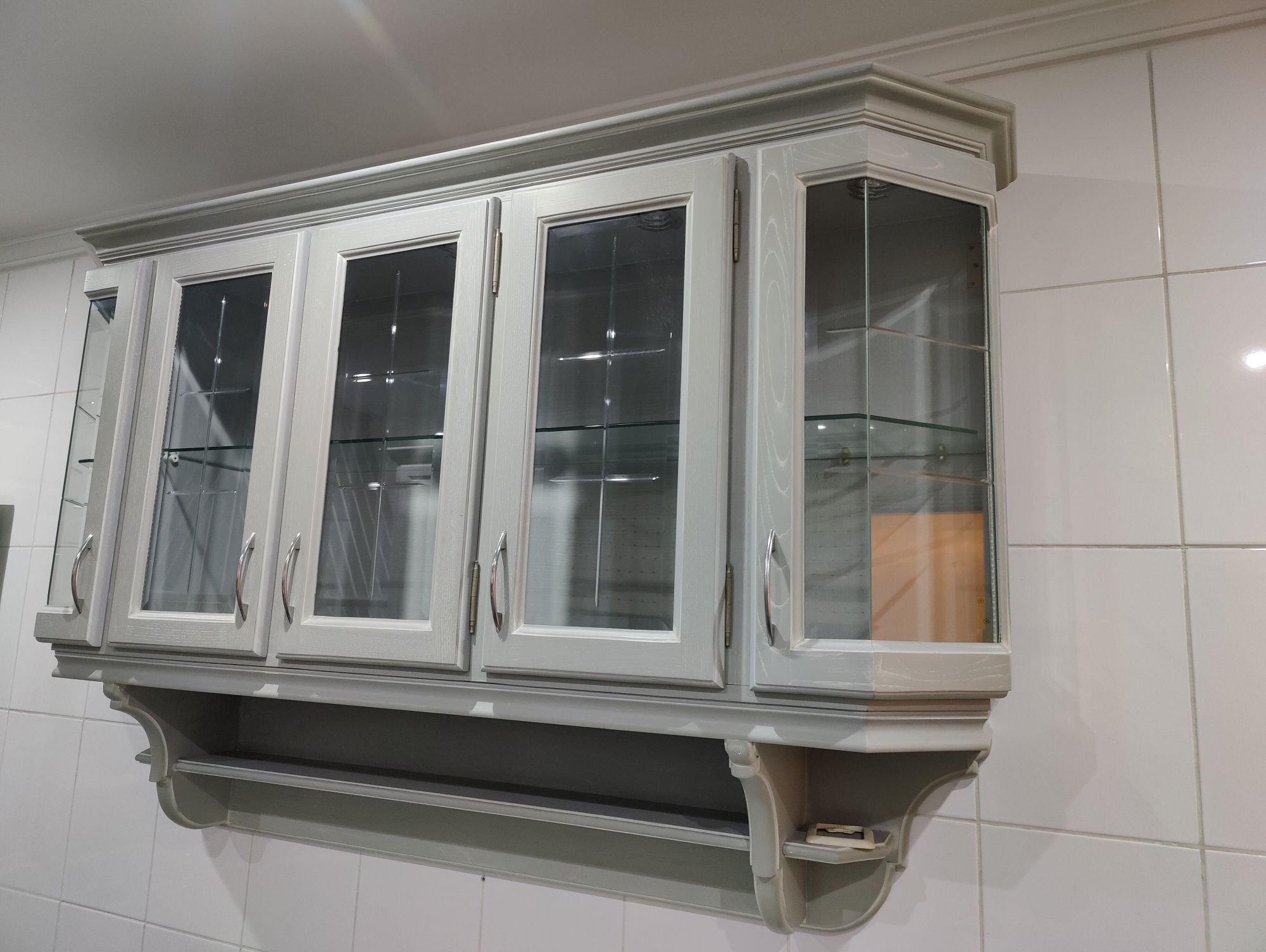 Armário de cozinha com vidro e iluminação interior