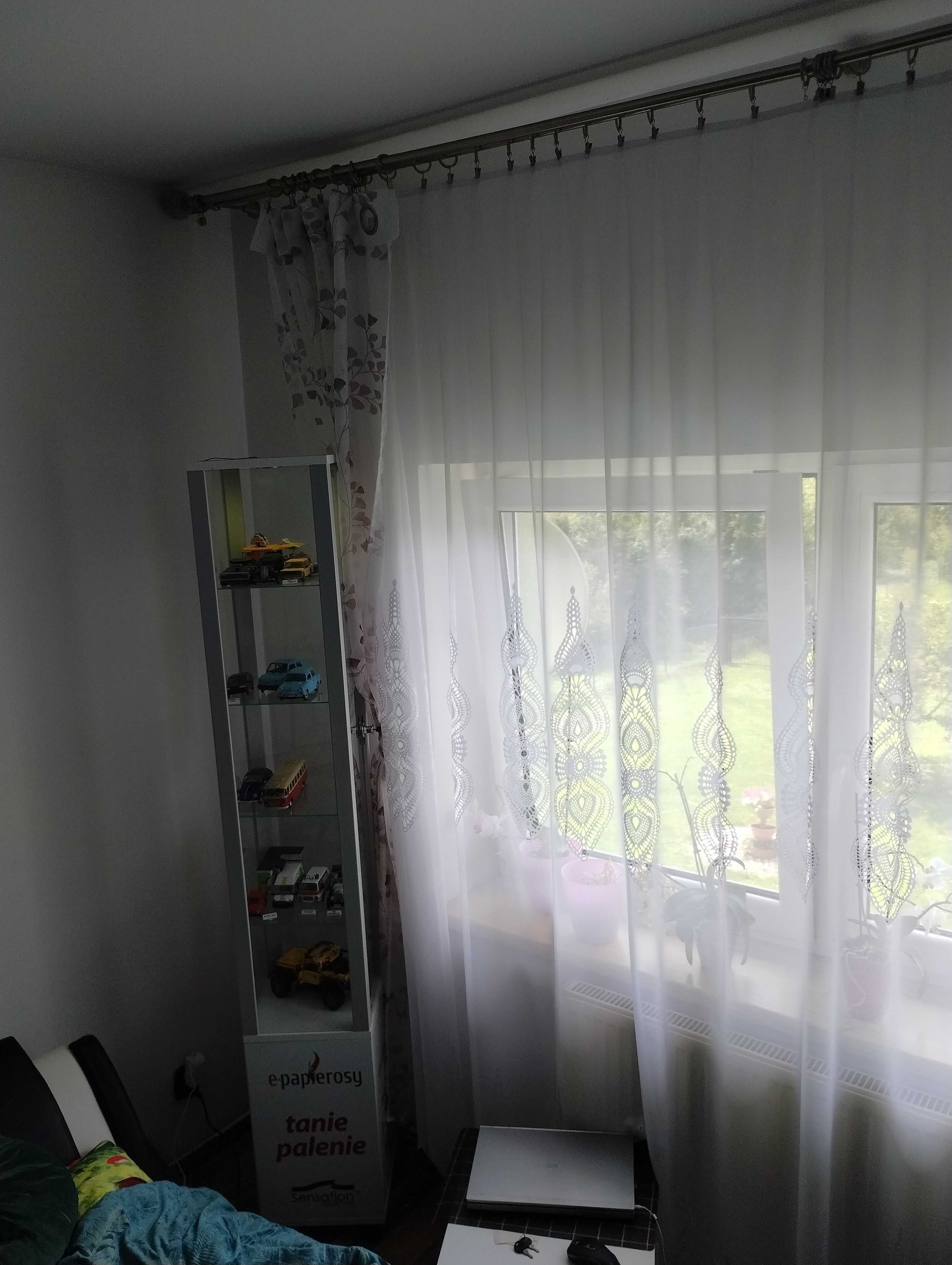 Witryna oszklona na kółkach