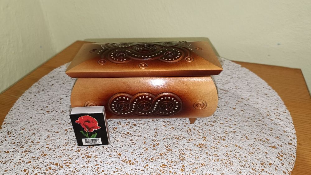 Дерев'яна шкатулка