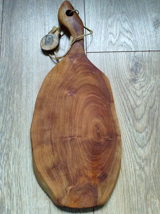 Deska z litego drewna 55x22x2,5 cm – ręcznie wykonana, rustykalna