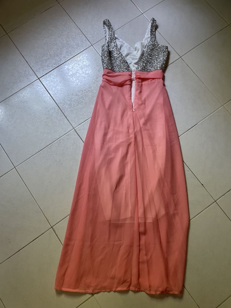 Vestido de gala, salmao e brilhantes