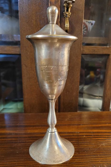 Stary platerowany puchar z zawodów sportowych Judo