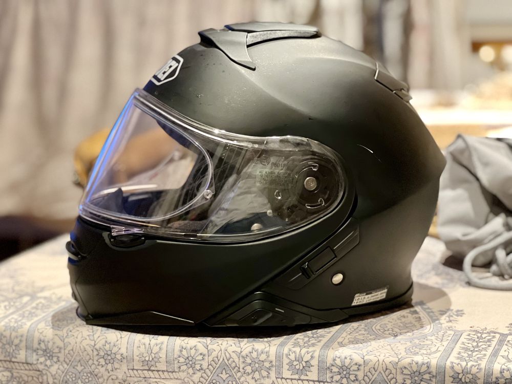 Capacete Shoei Neotec II com Sena integrado.