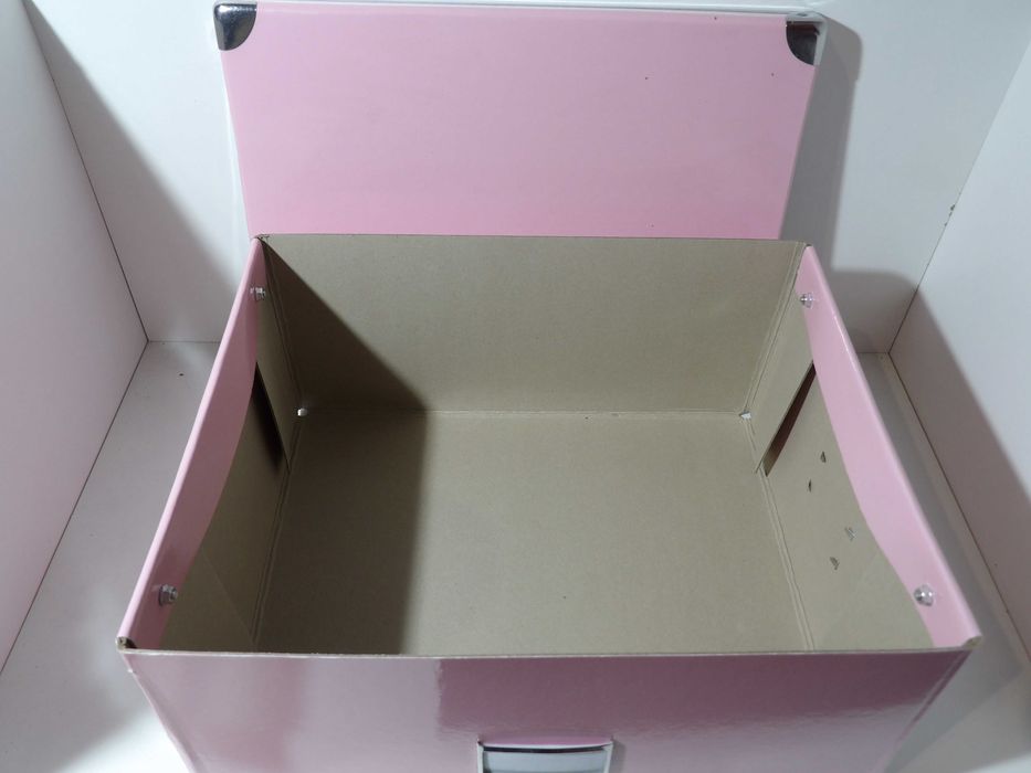 Różowe kartonowe pudełko zamykane od góry 35x28x16