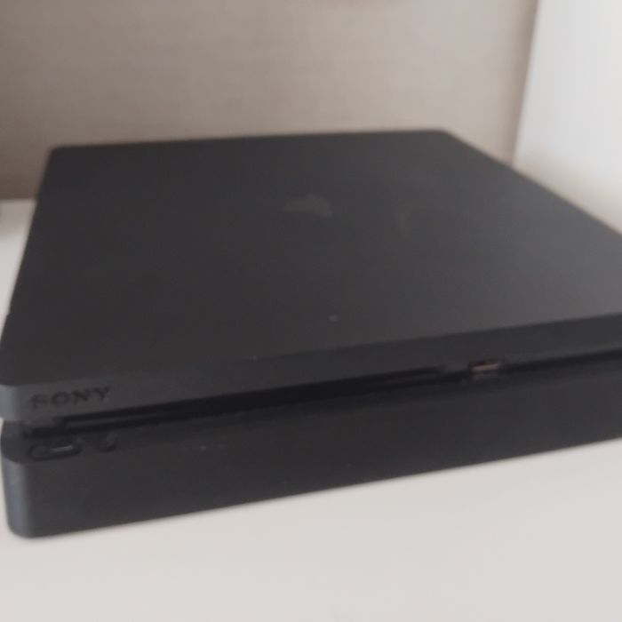 Konsola ps4 slim
