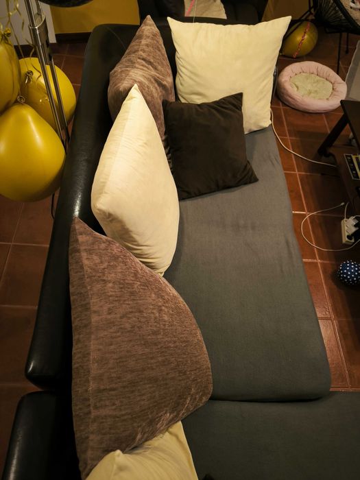 Sofá - cama com almofadas