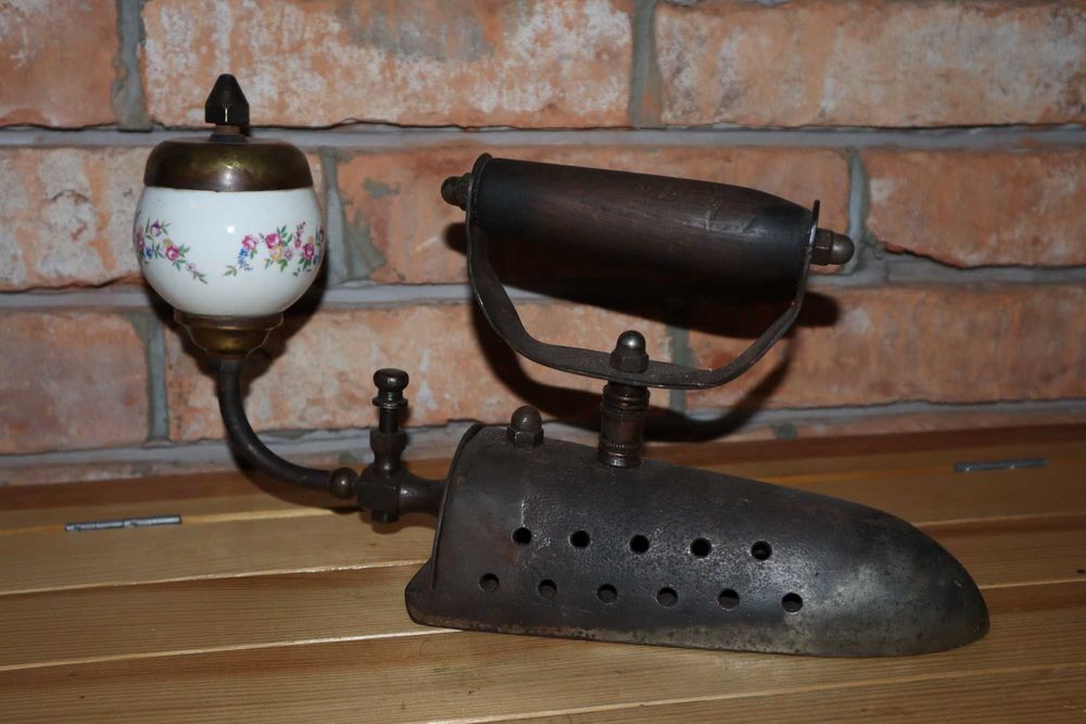 Żelazko zabytkowe XIX/XX w ze zbiornikiem porcelanowym  na spirytus