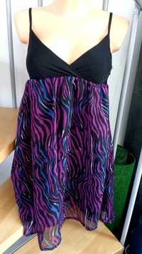 Sukienka na ramiączkach dekolt w serek czarna fioletowe wzory letnia