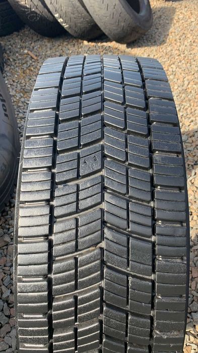 B132 - NOKIAN HAKKA TRUCK DRIVE - 295/60 R22,5